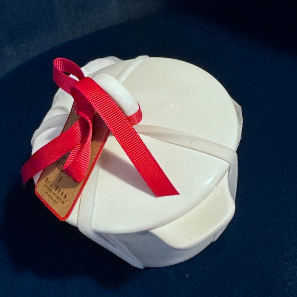 Rae Dunn Peppermint Dreams Snoopy White Baking Dish Mini Crock Jar Peanuts Lid - Picture 6 of 6